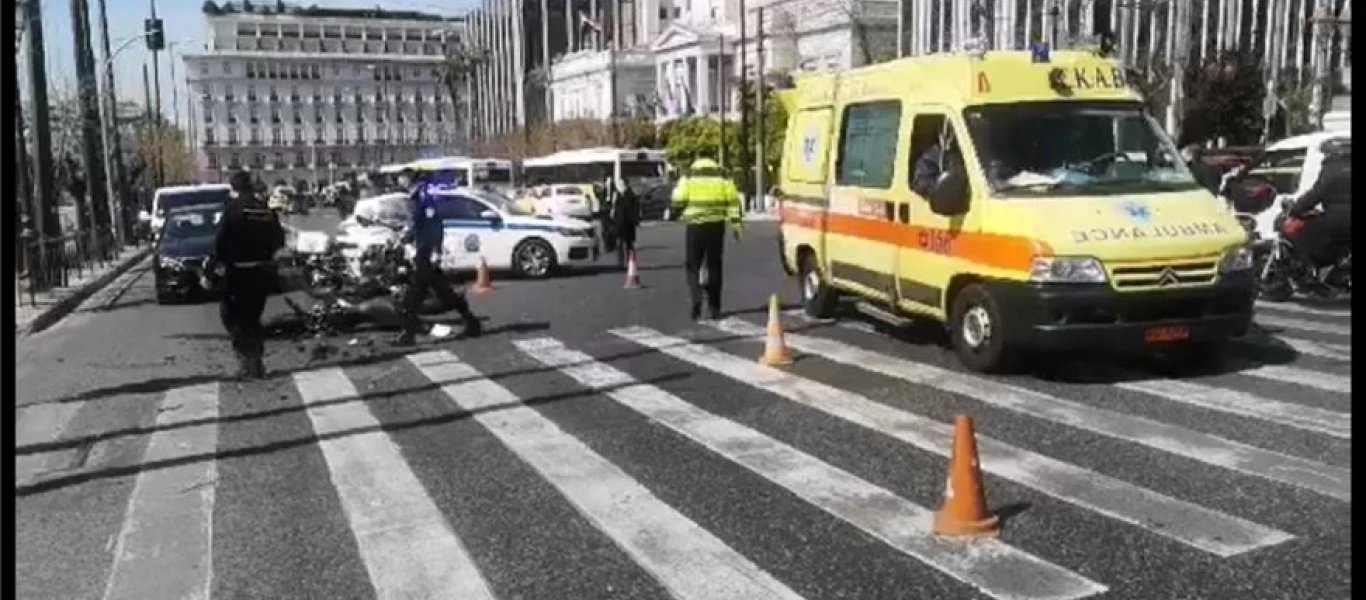 Τροχαίο έξω από τη Βουλή: Υπηρεσιακό όχημα συγκρούστηκε με μοτοσυκλέτα (φωτο)